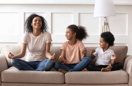 Family Meditating-copyright fizkes/AdobeStock.com