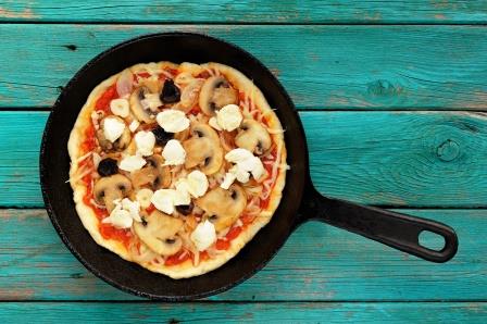 Skillet Pizza-copyright alexeyborodin/AdobeStock.com