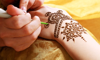 Henna Application-copyright zea_lenanet/Fotolia.com